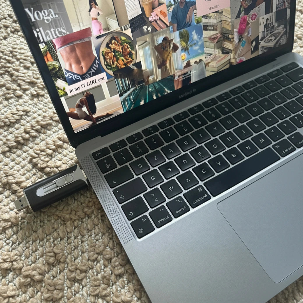 Clé de sauvegarde universelle SauveMe branchée sur le port USB d'un ordinateur portable Mac pour le transfert de photos et fichiers